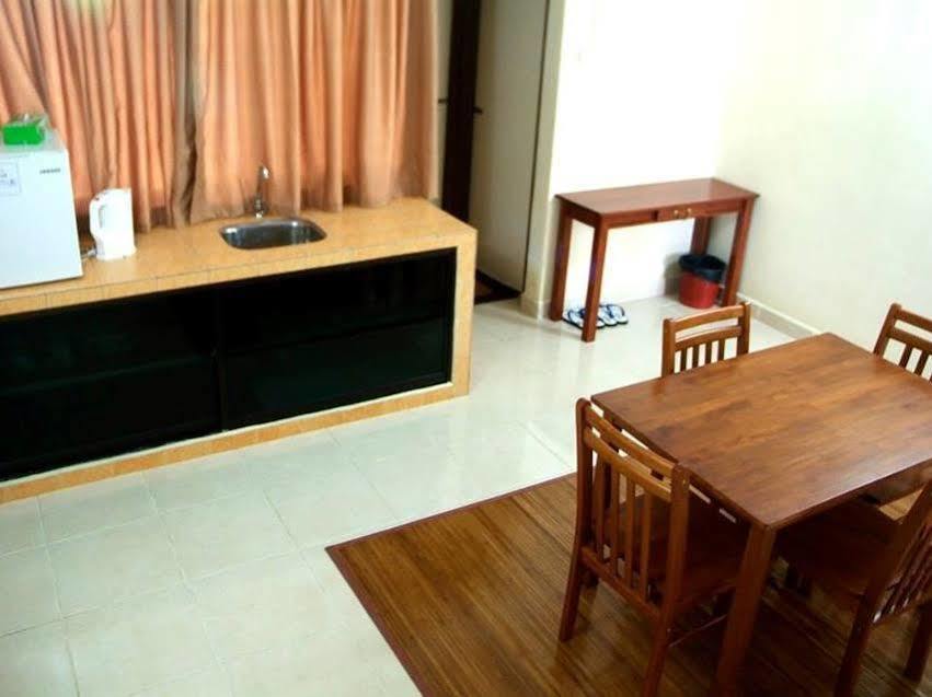 Putra Putri Lodge Kangar Exteriör bild